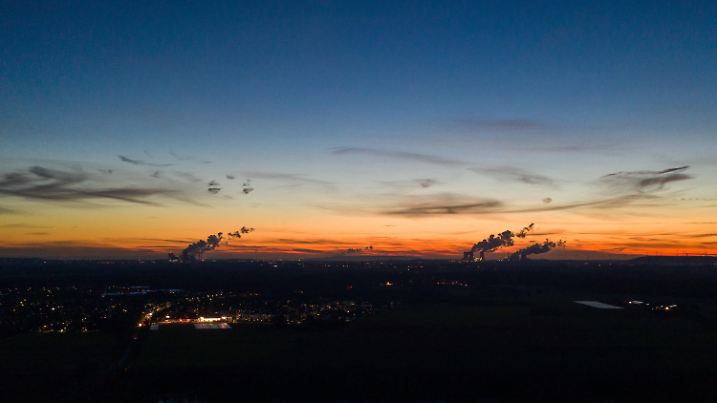 20.01.2019, Nordrhein-Westfalen, Dormagen: Die Sonne geht hinter den Braunkohlekraftwerken Niederaußem (l) und Neurath unter. (Luftaufnahme mit einer Drohne) Foto: Christophe Gateau/dpa +++ dpa-Bildfunk +++