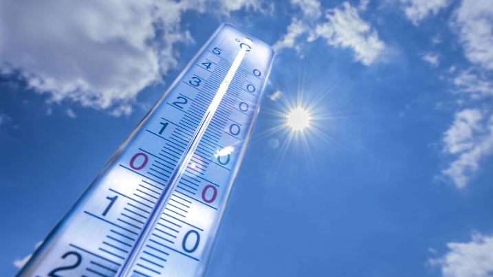 Thermometer vor blauem Himmel Copyright: xMEVx ALLMVMEV126045  