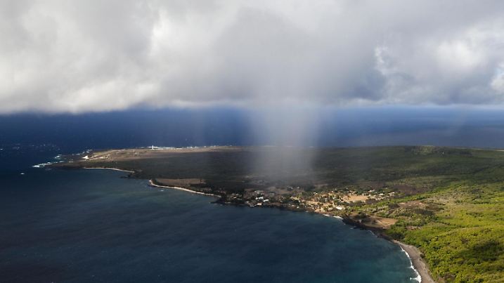 Passatwinde tragen Regenwolken über die Halbinsel Kalaupapa, einer ehemaligen Lepra-Kolonie an der Nordküste der Insel Moloka'i, der höchsten Steilküste der Welt, 1010m, Kalaupapa, Hawai'i, USA, Nordamerika | Verwendung weltweit, Keine Weitergabe an Wiederverkäufer.