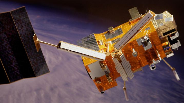 HANDOUT - Der von Astrium gebaute Wettersatellit Metop-B im Orbit (undatierte Aufnahme). Am Montag (17.09.2012) startete der Wettersatellit mit einer Sojus-Rakete vom Weltraumbahnhof in Baikonur, Kasachstan, erfolgreich ins All. Foto: Astrium (zu dpa 1438 vom 17.09.2012 - ACHTUNG: Verwendung nur für redaktionelle Zwecke im Zusammenhang und bei Urheber-Nennung) |