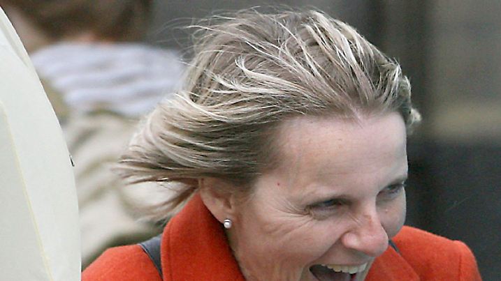 In einer Sturmböe hält eine Frau am Dienstag (24.10.2006) ihren Regenschirm in der Innenstadt von Köln fest. Die Warmfront des Tiefs «Yanqiu» greift den Meteorolgen zu folge auf Westdeutschland über und bringt leichten Regen, rekordverdächtige Temperaturen und Sturm in den nächsten Tagen mit. Foto: Oliver Berg dpa/lnw +++(c) dpa - Bildfunk+++