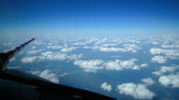 Der Luftraum über Deutschland, aufgenommen aus dem Cockpit des Forschungsflugzeugs vom Typ Dassault Falcon 20E am Montag (19.04.2010). Bei dem Flug wollten Wissenschaftler Informationen über die Teilchendichte und Teilchengröße der Aschewolke einholen, die derzeit über Deutschland liegt. Foto: Deutsches Zentrum für Luft- und Raumfahrt dpa/lby  +++(c) dpa - Bildfunk+++