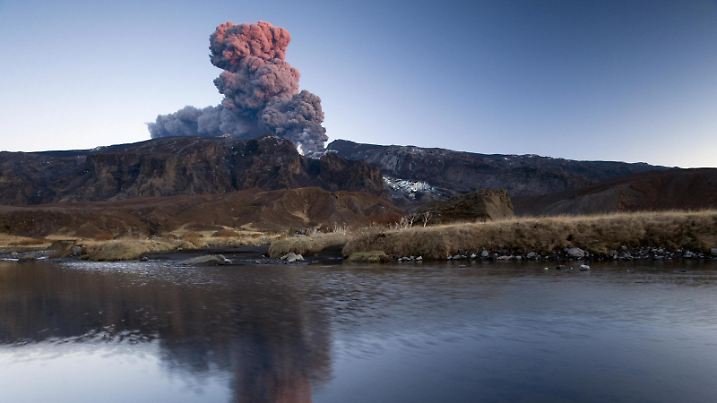 Eyjafjallajökull, Spiegelung der Aschewolke in kleinem See, Þórsmörk, Island, Europa | Verwendung weltweit, Keine Weitergabe an Wiederverkäufer.