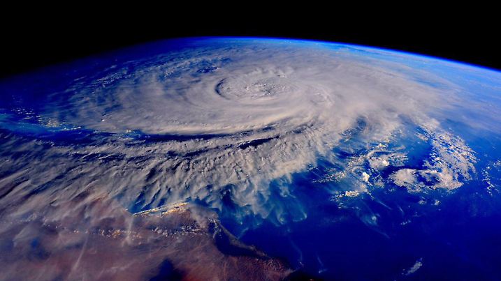 epa05005566 A handout picture made available on 01 November 2015 by NASA's US astronaut Scott Kelly, commander of the current International Space Station (ISS) Expedition 45 crew, shows a view of Tropical Cyclone Chapala in the Arabian Sea seen from the ISS in space, 31 October 2015. A high-impact tropical cyclone in the Arabian Sea is expected to strengthen and become a super cyclonic storm by the end of the weekend, threatening Yemen and Oman early next week, the United Nations meteorological agency cautioned on 31 October 2015. 'There is a fear that the storm will trigger significant flooding and related severe impacts such as mudslides and infrastructural damages,' the World Meteorological Organization said about Cyclone Chapala. Such a storm in the region is 'very rare,' the agency said. At its peak, the storm will be the equivalent of a category 4 hurricane. However, due to dry air and lower ocean thermal energy, when it makes landfall around midnight 01 November (2100 GMT Sunday), it will weaken to the equivalent of a category 1 or 2 hurricane, with wind speeds of about 150 kilometers per hour. The area where the cyclone is expected to make landfall is fairly sparsely populated and does not contain much key infrastructure, like ports. Drainage systems in the region will likely not be able to cope with the amount of rain, it warned. Warnings have been issued in Oman for flash floods and high waves. EPA/SCOTT KELLY EPA/SCOTT KELLY BEST QUALITY AVAILABLE HANDOUT EDITORIAL USE ONLY (zu dpa "Gewaltiger tropischer Wirbelsturm bedroht Jemen und Oman" am 01.11.2015) |