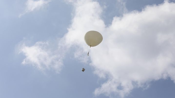 Eine Radiosonde mit verschiedenen Sensoren, angebracht an einen mit Wasserstoff gefuellten Ballon wird zum Zweck von atmosphaerischen Messungen (Luftdruck (P), Temperatur (T), Feuchte (U), sowie Windrichtung und -staerke) in die Luft gelassen, aufgenommen in der aerologische Sondierungsstation der MeteoSchweiz im Zentrum fuer meteorologische Messtechnik des Bundesamtes fuer Meteorologie und Klimatologie am 5. April 2017 in Payerne, Kanton Waadt. Der Ballon steigt zwei Mal taeglich (24 Uhr und 12 Uhr) bis zu einer Hoehe von 30 bis 35 Kilometer in die Hoehe gelassen, auf dieser Hoehe platzt der Ballon und die Sonde faellt, gebremst durch einen Fallschirm, auf die Erdoberflaeche zurueck. Jeden Tag werden weltweit mit dieser Methode Messungen, die den Richtlinien der World Meteorological Organisation (WMO) entsprechen, in 700 bis 800 Stationen durchgefuehrt. |