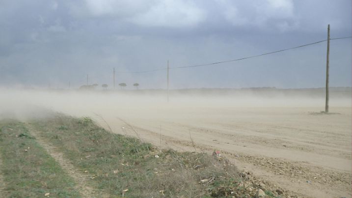 Bodenerosion bei starkem Wind, Spanien, Europa | Verwendung weltweit, Keine Weitergabe an Wiederverkäufer.
