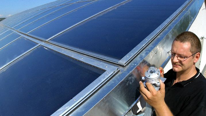 An dem 720 Quadratmeter großen Solardach auf der Rehabilitationsklinik der BfA in Bad Frankenhausen montiert der Inbetriebnahmeleiter der Pleitz GmbH, Ralph Erfurt, am 17.7.2003 ein Pyranometer (Strahlungs-Messgerät). Das Dach mit den Kollektoren ist Teil einer solarthermischen Großanlage, mit der die Klinik im Jahr rund 30.000 Kubikmeter Erdgas einsparen will und die Kohlendioxidemission um etwa 60 Tonnen gesenkt wird. Die Anlage wird am 18. Juli 2003 in Betrieb genommen. In der Reha-Klinik Bad Frankenhausen, spezialisiert auf Psychosomatik und Orthopädie, werden jährlich rund 2000 Patienten behandelt. | Verwendung weltweit