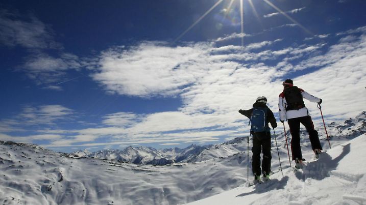 AUT, 2017-03-16; THEMENBILD FEATURE FRUEHLINGSSKIFAHREN IM FREIEN SKIRAUM HOCHFUEGEN, rights managed: SKIFAHRER BLICKEN AUF DIE ZILLERTALER ALPEN IM SONNEN-GEGENLICHT; Foto: Roland Muehlanger |