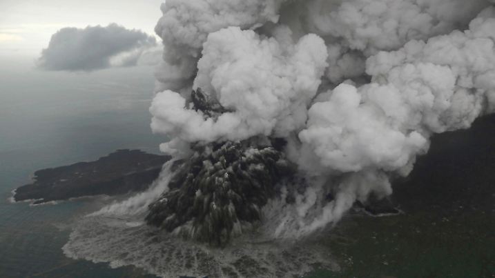 ARCHIV - 23.12.2018, Indonesien, Sundastraße: Diese Luftaufnahme zeigt vulkanisches Material, das aus dem Krater des Vulkans Anak Krakatau in der Sunda-Meerenge ausbricht. (zu dpa «Erde bebt heftig auf Philippinen - Anak Krakatau stark geschrumpft» vom 30.12.2018) Foto: Nurul Hidayat/Bisnis Indonesia/AP/dpa +++ dpa-Bildfunk +++