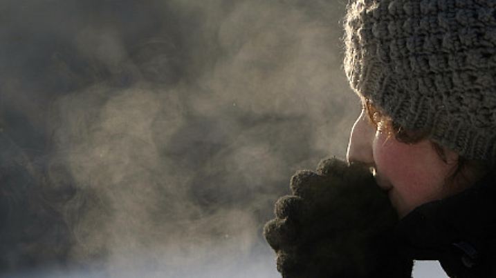 SYMBOLBILD - ARCHIV: Eine Spaziergängerin wärmt sich die Hände am Dienstag (06.01.2009) in Leipzig.   Es gibt nicht nur die Temperatur, die das Thermometer anzeigt, sondern auch einen anderen Wert - den gefühlten. Weht zum Beispiel ein kalter Wind, fühlt es sich oft kälter an, als dasThermometer anzeigt. Foto: Jan Woitas/lsn ACHTUNG: Honorarfrei nur für Bezieher des dpa-Dienstes Nachrichten für Kinder und nur im Zusammenhang mit der Berichterstattung vom 24.2.