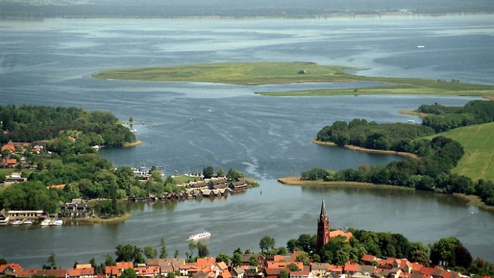 ARCHIV - 16.05.2000, Mecklenburg-Vorpommern, Röbel: Die Luftaufnahme zeigt die Stadt Röbel   am Westufer der Müritz. D  Umweltminster Backhaus informiert am 18.03.2019 über die Entwicklung der biologischen Vielfalt in den nationalen Naturlandschaften. Foto: Bernd Wüstneck/Zentralbild/dpa +++ dpa-Bildfunk +++