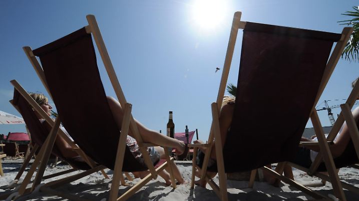 Die Liegestühle des Skybeach in Stuttgart sind am Dienstag (23.08.2011) gut besucht. In weiten Teilen Deutschlands herrschen Temperaturen über 30 Grad Celsius mit Gewittern und hohen Ozonwerten ist zu rechnen. Foto: Franziska Kraufmann dpa/lsw +++(c) dpa - Bildfunk+++