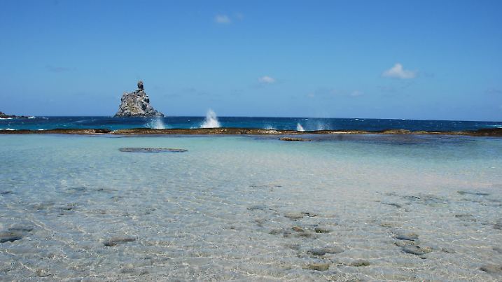 Die wilde Westküste, Nationalpark Fernando de Noronha, 500 km von Recife, Brasilien, Südamerika | Verwendung weltweit, Keine Weitergabe an Wiederverkäufer.
