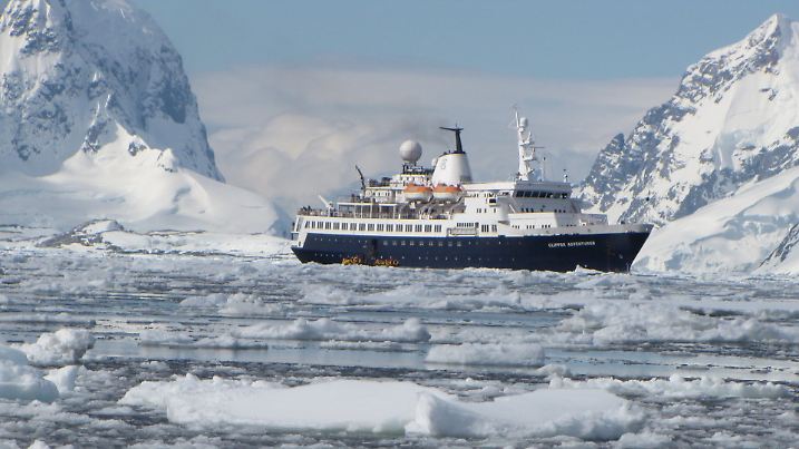 The Antarctica Challenge - A Global WarningBU: Die "Clipper Adventure" im Packeis in Neck Harbour.Jahr: 2009Land: Kanada