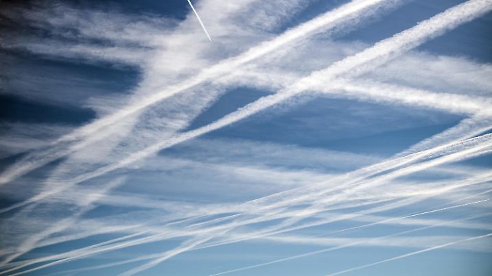 ARCHIV - 05.10.2018, Nordrhein-Westfalen, Köln: Flugzeuge haben zahlreiche Kondensstreifen am blauen Himnmel über Köln gezogen. Am Himmel über Deutschland waren 2018 so viele Flugzeuge unterwegs wie nie zuvor. (Zu dpa "Luftverkehr in Deutschland wächst immer schneller") Foto: Federico Gambarini/dpa +++ dpa-Bildfunk +++
