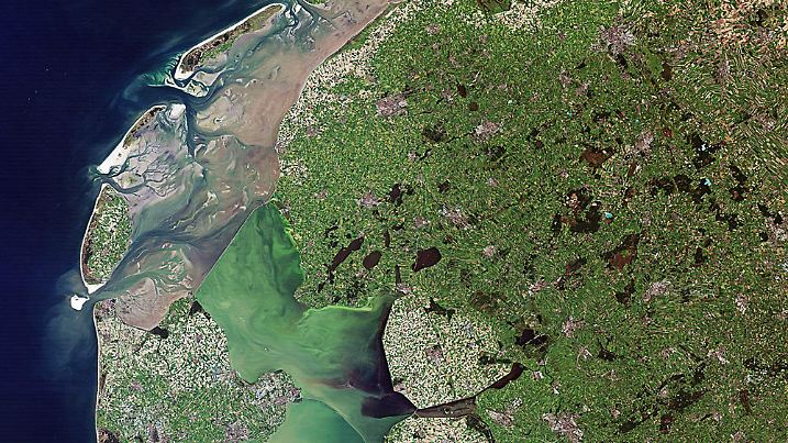 This Landsat image from 6 September 2010 shows the intertidal Wadden Sea and two shallow, artificial lakes in the Netherlands. Visible in the image is the Afsluitdijk _ a causeway that creates a division between the Wadden Sea to the north and the former Zuiderzee bay to the south. Built between 1927 and 1933, this causeway dammed off what was a salt water inlet of the North Sea and turned into a fresh water lake. Credit: USGS/ESA (ACHTUNG: Nur zur redaktionellen Verwendung und mit vollständiger Nennung der Quelle "Foto: USGS/ESA") | Verwendung weltweit