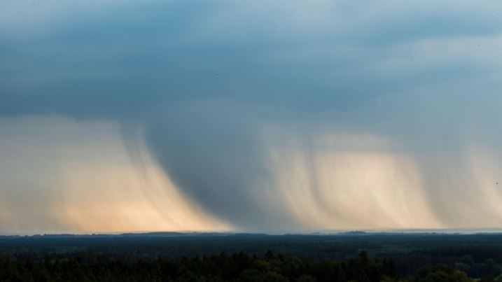 23.08.2018, Bayern, Ebersberg: Gewitterwolken und Regen sind über dem Ebersberger Forst zu sehen. Eine Kaltfront, die auf Deutschland zukommt, bringt Abkühlung aber auch Gewitter mit sich. Foto: Lino Mirgeler/dpa +++ dpa-Bildfunk +++