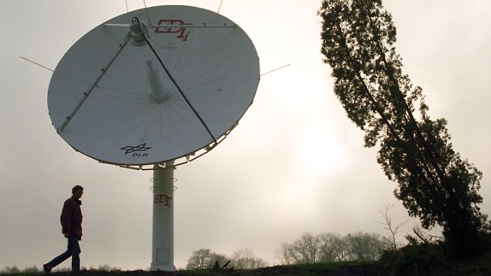 Die größte von zehn Satellitenempfangsanlagen der Fernerkundungsstation Neustrelitz ist seit Kurzem die Riesenschüssel (l) mit einem Durchmesser von 7,30 Metern. Aufgenommen am 20.01.1995. In diesem Jahr wird Neustrelitz die zentrale Bodenstation für das internationale Priroda-Modul sein, das im Herbst mit einer Vielzahl von Instrumenten an die russische Raumstation Mir andocken soll. Neustrelitz ist weltweit die einzige Station, die gleichermaßen mit russischen und amerikanischen Fernerkundungssatelliten arbeiten kann. Foto: Bernd Wüstneck +++(c) dpa - Report+++ | Verwendung weltweit