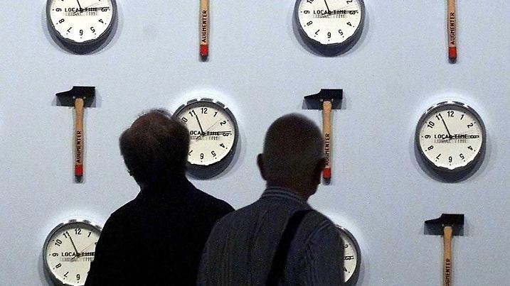Journalisten schauen sich am 26.6.2002 bei der Pressevorführung im neuen Museum of Modern Art im New Yorker Stadtbezirk Queens die Skulptur "Local Time" (Ortszeit) des französischen Künstlers Jean-Luc Vilmouth an. Mit einem von Künstlern entworfenen Feuerwerk, Galas und Straßenfesten feiert New York an diesem Wochenende die Wiedereröffnung seines Museums für Moderne Kunst - im Stadtbezirk Queens. Dort stellt das nach dem neuen Standort umbenannte MoMAQNS (MoMA Queens) seine Picassos, van Goghs, Matisses und anderen Künstler der Moderne bis 2005 in einem leuchtend blau gestrichenen, ehemaligen Fabrikgebäude aus. Derweil wird das altvertraute MoMA im Herzen Manhattans gründlich umgebaut und kann erst im Frühjahr 2005 in neuer Gestalt wieder Besucher empfangen. |