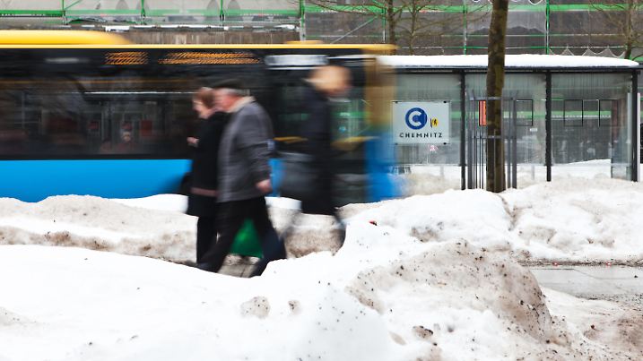 Passanten gehen am Freitag (07.01.2011) in der Chemnitzer Innenstadt an einer von schutzigen Altschneehügeln umsäumten Bushaltestelle entlang. Über das Wochenende soll in Sachsen das Tauwetter anhalten. Foto: Oliver Killig/lsn | Verwendung weltweit