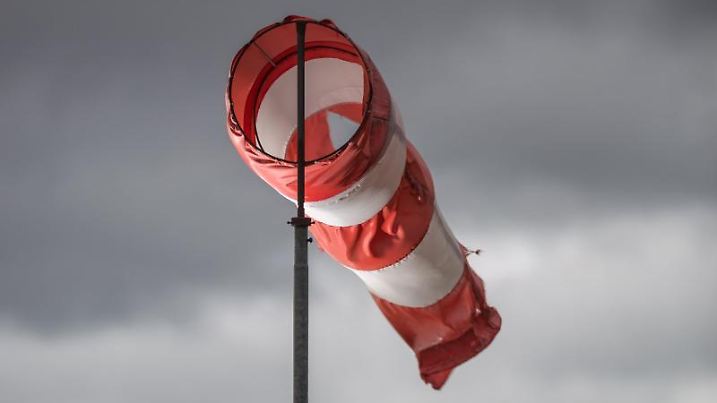 Ein Windsack weht im Wind