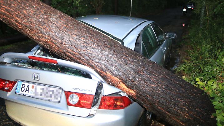 Ein starkes Unwetter hat am 23.07.2015 in Teilen von Bamberg (Bayern) schwere Schäden angerichtet. Sämtliche Feuerwehren der Stadt waren im Einsatz, um die Schäden zu beseitigen. Foto: News5 / Merzbach/dpa | Verwendung weltweit