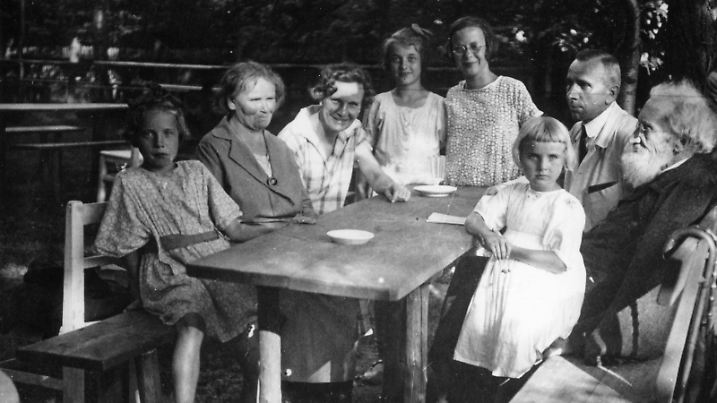 A. Wegener + Familie / Foto 1926  Wegener, Alfred; Geophysiker und Meteo- rologe; 1880-1930. - Wegener und Familie im Garten in Wal- tendorf/Graz: (v.l.n.r.) Tochter Kaethe, Schwiegermutter Marie Koeppen, Ehefrau Else, Tochter Hilde, Ruth Knipping, Tochter Charlotte, Alfred Wegener, Schwiegervater Wladimir Koeppen. - Foto, 1926. |