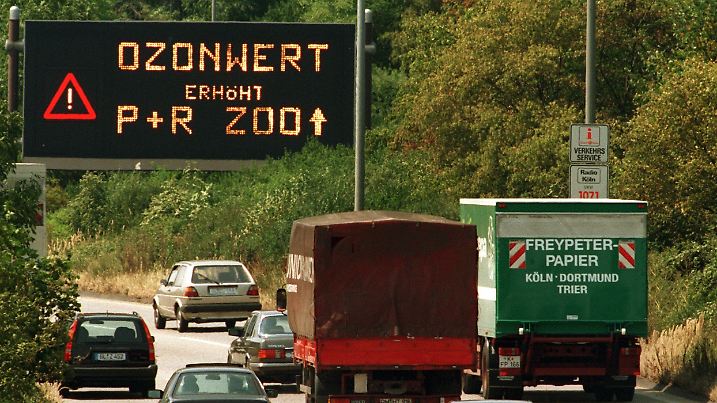 Ein Schild weist auf erhöhte Ozonwerte hin und nennt den Autofahrern gleichzeitig die nächste "Park and Ride"-Möglichkeit. Am 26.07.95 ist das neue Bundesgesetz zur Bekämpfung von Sommersmog in Kraft getreten, das Fahrverbote für Autos ohne Kat bei Ozonwerten über 240 Mikrogramm vorsieht. Bei 180 Mikrogramm gibt es statt Tempolimits, wie sie in einigen Bundesländern bislang vorgesehen waren, den Appell an die Kraftfahrer, ihre Fahrzeuge stehen zu lassen. Die praktische Umsetzung der umstrittenen Verordnung war am ersten Geltungstag allerdings noch unklar. | Verwendung weltweit