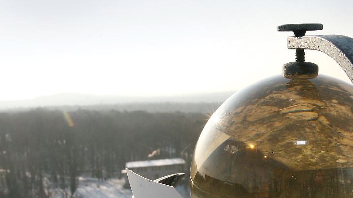 Der Sonnenscheinautograph nach Campbell-Stokes auf dem Dach der Wetterstation auf dem Telegrafenberg in Potsdam zeigt am Dienstag (31.01.2012) die Sonnenscheindauer an. Die Glaskugel aus der Gründerzeit der Wetterstation bündelt die Sonnenstrahlen und brennt eine Linie in ein dahinter gelegtes Papierband. Das stabile Hochdruckgebiet über Sibirien sorgt in Deutschland weiter für sonniges und sehr kaltes Wetter. Bis zum Freitag sollen die Temperaturen weiter auf zweistellige Minusgrade sinken. Foto: Stephanie Pilick dpa/lbn | Verwendung weltweit
