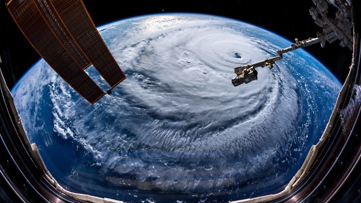 dpatopbilder - HANDOUT - 12.09.2018, ---: Der Hurrikan «Florence», aufgenommen von ESA-Astronaut Alexander Gerst aus der internationalen Raumstation ISS. Der Südosten der USA bereitet sich auf einen besonders starken Hurrikan vor. Am Mittwochmorgen (Ortszeit) bewegte sich «Florence» mit etwa 27 Kilometern pro Stunde weiter auf die Küste der Bundesstaaten North und South Carolina zu. Foto: Alexander Gerst/ESA/dpa - ACHTUNG: Verwendung nur für redaktionelle Zwecke im Zusammenhang mit der Berichterstattung über die ISS und nur mit vollständiger Quellen-Angabe: ESA/Alexander Gerst/dpa +++ dpa-Bildfunk +++
