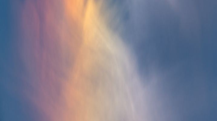 Eine sogenannte «Nebensonne» leuchtet am 10.10.2015 in Regenbogenfarben nahe der Sonne am Morgenhimmel über dem Landkreis Oder-Spree unweit von Jacobsdorf (Brandenburg). Nebensonnen entstehen, wenn das Sonnenlicht auf Eiskristalle in Wolken fällt und dabei gebrochen wird. Dann ist ganz in der Nähe der eigentlichen Sonne ein leuchtender Fleck zu sehen, Teile davon leuchten oftmals in bunten Regenbogenfarben. Foto: Patrick Pleul/dpa +++(c) dpa - Bildfunk+++