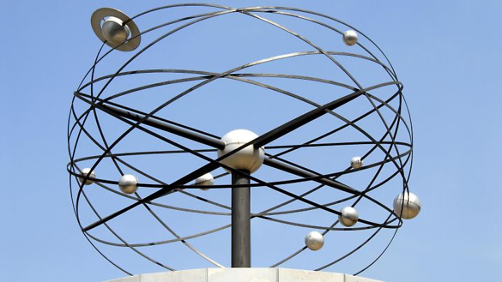 Sonnensystem mit Planetenumlaufbahnen Weltzeituhr Alexanderplatz Berlin Deutschland | Verwendung weltweit, Keine Weitergabe an Wiederverkäufer.