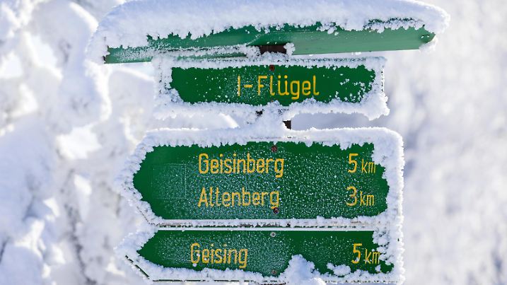 DEU/Deutschland/Sachsen/Altenberg, 18.01.2017, Winter im Erzgebirge. ein Wegweiser auf dem Kahleberg bei Altenberg zeigt die Wanderwege nach Altenberg und Geising. | Verwendung weltweit