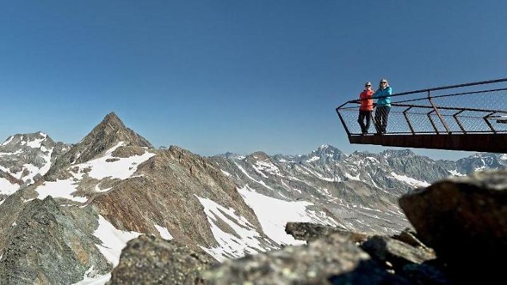 Top of Tyrol heißt die Aussichtsplattform in den Stubaier Alpen, die oben am Grat des Großen Isidor angebracht wurde. Sie bietet an klaren Tagen wunderbare Fernsicht. Foto: Stubaier Gletscher/eye5.at/Mirja Geh