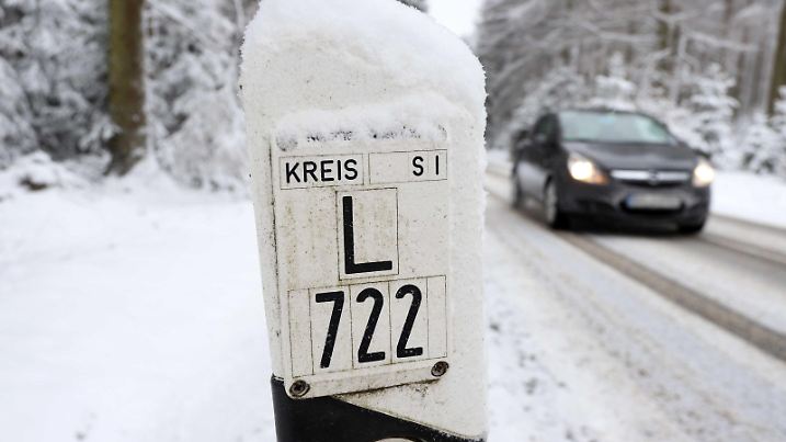 Das Jahr 2020 endet im Siegerland in den hoeheren Lagen mit viel Schnee, ein Auto faehrt ueber die eingeschneite Eisenstrasse L 722 in der Naehe vom Forsthaus Hohenroth Winter im Siegerland am 31.12.2020 in Netphen/Deutschland. SICHTBARE AUTOKENNZEICHEN SIND UNKENNTLICH ZU MACHEN *** The year 2020 ends in the Siegerland in the higher altitudes with a lot of snow, a car drives over the snow-covered iron road L 722 near the foresters lodge Hohenroth winter in the Siegerland on 31 12 2020 in Netphen Germany SICHTBARE AUTOKENNZEICHEN SINDEN TO MAKE UNKNOWN