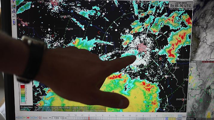 Das Radarbild zeigt ein Gewitter in Berlin-Brandenburg. Dort, wo der Wetterexperte hinzeigt, ist die Hauptstadt Berlin - und zwar mitten im Gewitter. Foto: Julia Rudorf ACHTUNG: Honorarfrei nur für Bezieher des Dienstes dpa-Nachrichten für Kinder. | Verwendung weltweit