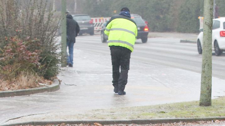 dpatopbilder - Ein Fahrradfahrer liegt am 07.01.2017 in Elmshorn (Schleswig-Holstein) bei extremer Glätte auf einem Radweg, nachdem er zuvor ausgerutscht war. Spiegelglatte Wege im Norden haben zu Dutzenden Stürzen und Unfälle geführt. (zu dpa «Spiegelglatte Wege im Norden - Dutzende Stürze und Unfälle» vom 07.01.2017) Foto: Bodo Marks/dpa +++(c) dpa - Bildfunk+++
