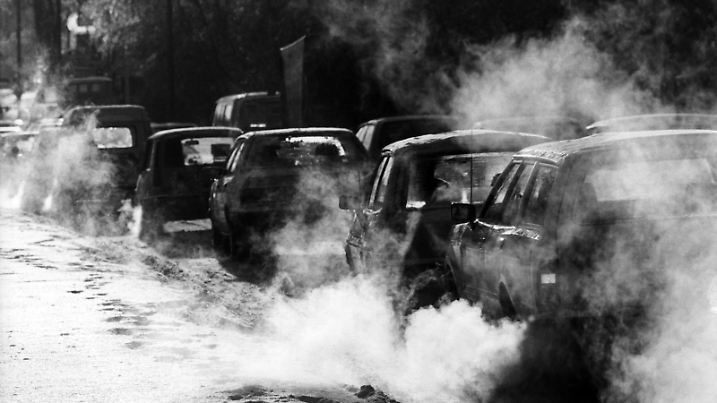 Sichtbar durch die klirrende Winterkälte steigen Wolken von Abgasen am 08.01.1982 aus einer Autoschlange im Hamburger Berufsverkehr auf. | Verwendung weltweit