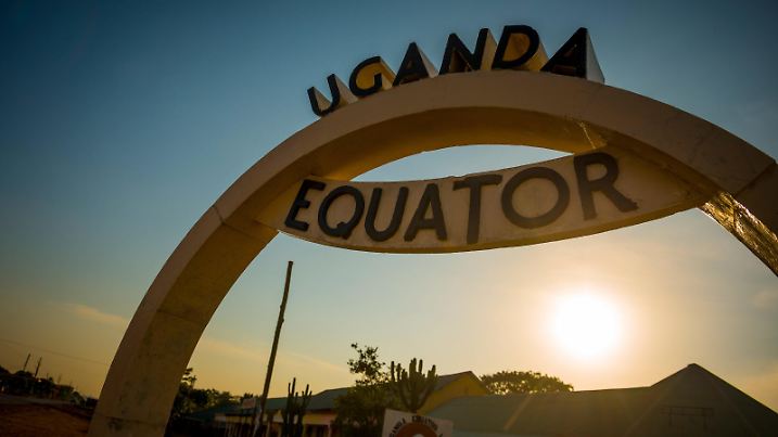 Ein Denkmal erinnert daran, wo der Äquator durch das ostafrikanische Land Uganda verläuft. (Foto von Februar 2015) | Verwendung weltweit