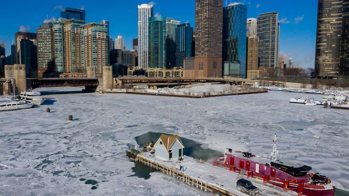 30.01.2019, USA, Chicago: Ein Boot der Chicagoer Feuerwehr vor den Docks zwischen dem von Eis bedeckten Chicago River und dem Lake Michigan in Chicago. Eisige Temperaturen mit rekordverdächtigen Minuswerten habe weite Teile der USA im Griff. In der Nacht zum Donnerstag wurden vor allem im Mittleren Westen extreme Temperaturen von fast minus 40 Grad Celsius gemessen. Foto: Patrick Gorski/XinHua/dpa +++ dpa-Bildfunk +++