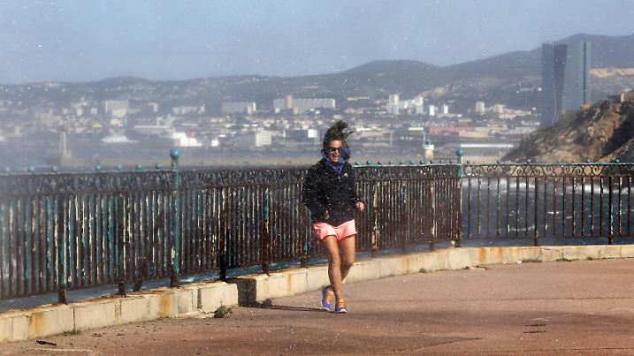 ©PHOTOPQR/LA PROVENCE / CYRIL SOLLIER / MARSEILLE / LE 22/10/14

ILLUSTRATION SUR LE MISTRAL QUI SOUFFLE VIOLEMMENT SUR MARSEILLE ET LA CORNICHE. |