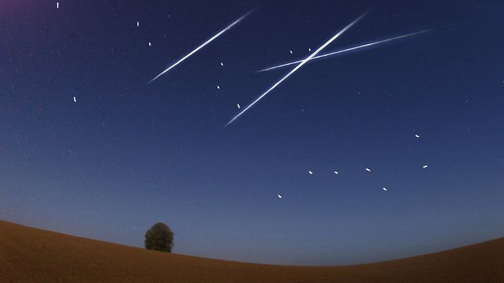 ARCHIV - Drei Sternschnuppen ziehen ihre Bahnen (Archivfoto vom 13.11.2005, aufgenommen in Nucknitz/Sachsen). Ein kosmisches Feuerwerk erstrahlt in den kommenden Nächten am Firmament: Der Sternschnuppenstrom der Perseïden regnet wie jedes Jahr im August vom Himmel. Bei wolkenfreiem Wetter sind mehrere Dutzend Meteore pro Stunde zu sehen, wie die Europäische Raumfahrtagentur ESA ankündigt. Foto: Wolfgang Wittchen (zu dpa-Korr. "Kosmisches Feuerwerk - Sternschnuppenregen am Wochenende" vom 09.08.2007) +++(c) dpa - Bildfunk+++