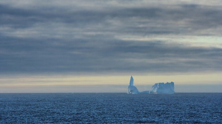 Eisberg in der Labrador-See vor der Südküste Grönlands, nahe Kap Farvel an der Einmündung zum Prinz Christian Sund. Aufgenommen am 05.09.2010. Foto: Daniel Gammert | Verwendung weltweit