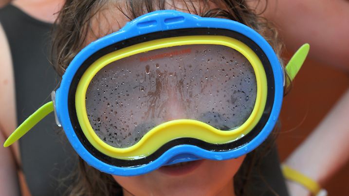 Olgas Tauchermaske ist am Freitag (05.08.2011) durch die hohe Luftfeuchtigkeit vor der Wasserrutsche des Ganzjahresbades "CabrioSol" in Pegnitz (Oberfranken) völlig beschlagen. Während viele Freibäder wegen des durchwachsenen Sommers mit Umsatzeinbußen zu kämpfen haben, freut sich das CabrioSol über regen Besucherzulauf - bei schlechtem Wetter wird das Dach einfach geschlossen. Foto: David Ebener dpa/lby | Verwendung weltweit