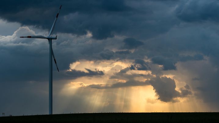 Die Sonne scheint durch Lücken zwischen dunklen Gewitterwolken am 30.05.2016 über der Landschaft nahe Sieversdorf im Landkreis Oder-Spree (Brandenburg). Foto: Patrick Pleul/dpa | Verwendung weltweit