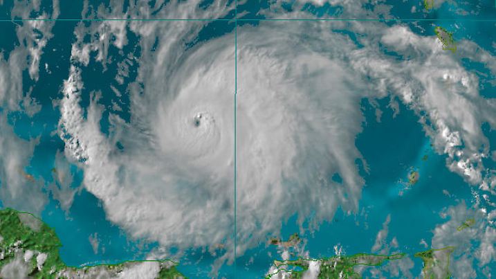 Das Satellitenbild von Freitag (15.07.2005) unserer Zeit zeigt Hurrikan "Emily", der sich mit 32 Kilometern pro Stunde auf die zentrale Karibik zubewegt. Der Hurrikan «Emily» hat sich in der Nacht zum Freitag bedrohlich verstärkt. In seinem Zentrum entwickelt er Windgeschwindigkeiten von 205 Stundenkilometern. Damit wurde er zum Hurrikan der Stufe drei auf der fünfstufigen Saffir-Simpson-Skala. Eine weitere Heraufstufung innerhalb der nächsten 24 Stunden wird von den Meteorologen der Region für möglich gehalten. Foto: Meteomedia +++(c) dpa - Report+++ | Verwendung weltweit