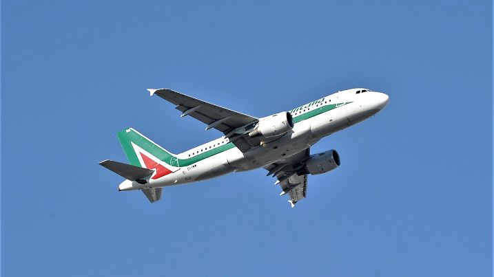 Der Flughafen Muenchen - FJS Franz Josef Strauss - (IATA-Code: MUC, ICAO-Code: EDDM) ist der Verkehrsflughafen der bayerischen Landeshauptstadt Muenchen: er zaehlt mit 44,6 Millionen Passagieren (2017) zu den groessten Luftfahrt-Drehkreuzen in Europa. Rund 100 Fluggesellschaften verbinden ihn mit 266 Flugzielen in 70 Laendern. Foto: Alitalia - Flugzeug - Muenchen vom Typ Airbus A319-111 *** Munich Airport FJS Franz Josef Strauss IATA Code MUC ICAO Code EDDM is the commercial airport of the Bavarian capital Munich with 44 6 million passengers in 2017 it is one of the largest aviation hubs in Europe About 100 airlines connect it with 266 destinations in 70 countries Photo Alitalia Airplane Munich Airbus A319 111  