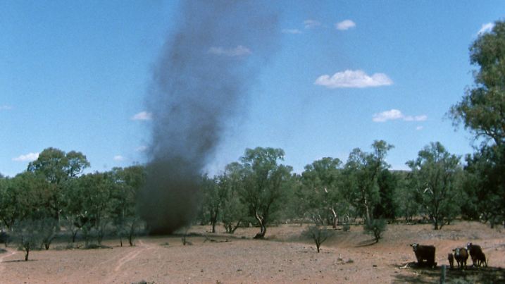 AUS, 2003: Wirbelsturm (Willy-willy). [en] Whirlwind (Willy-willy). | AUS, 2003: Whirlwind (Willy-willy). |