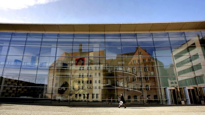 Hausfassaden spiegeln sich bei Sonnenschein am Freitag (17.02.2006) in der Glas-Front des Neuen Museums in Nürnberg. Laut Vorhersage der Meteorologen zeigt sich am Wochenende die Sonne in Bayern bei wechselhaftem Wetter hin und wieder. Foto: Daniel Karmann dpa/lby +++(c) dpa - Bildfunk+++