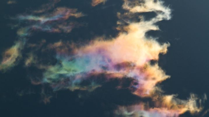 irisierende Wolkenspiegelung, Schweden, Goetakanal | iridescent clouds reflection, Sweden, Goetakanal | Verwendung weltweit